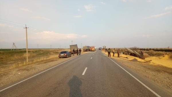 Перевернувшийся грузовик с зерном парализовал движение на трассе Ставрополья